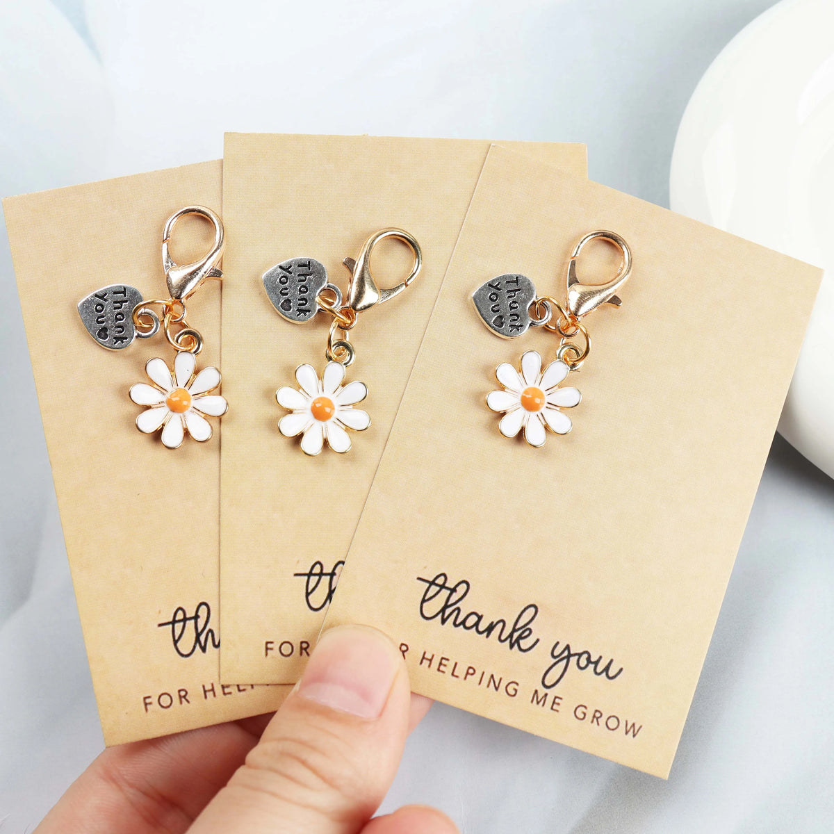 5pcs/10pcs White Chrysanthemum Keychains — main product photo
